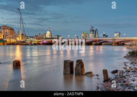 St Pauls Kathedrale, Blackfriars Bridge und die Innenstadt von London in der Dämmerung Stockfoto