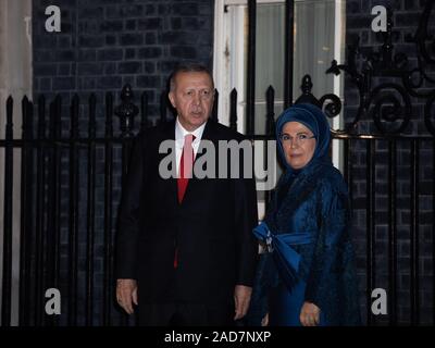 London, Großbritannien. 3. Dezember, 2019. Türkischen Präsidenten Recep Tayyip Erdogan kommt für den Nato-Gipfel 2019 Rezeption, die in 10 stattfand, Downing Street, London, als es die Allianzen 70. Jahrestag der Fall war. Die Staats- und Regierungschefs von 29 Ländern nahmen am Empfang von Boris Johnson im Vorfeld des Gipfels morgen gehostet werden. Credit: Keith Larby/Alamy leben Nachrichten Stockfoto