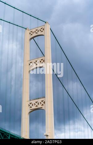 Ansicht der Mackinac Bridge von einem Boot am Lake Huron; St. Ignace, Michigan, USA. Stockfoto