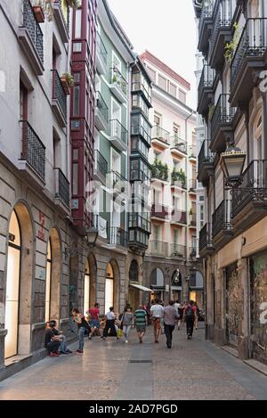 Wanderer in der historischen Altstadt von Bilbao, Spanien Stockfoto