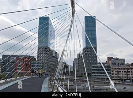 Blick über die Fußgängerbrücke zubizuri Bridge der Twin Towers isozaki atea in Bilbao, Spanien Stockfoto