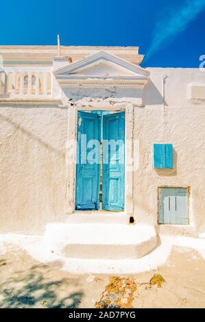 Typische blaue Tür in Emporio auf der Insel Santorin, Griechenland, Südeuropa Stockfoto