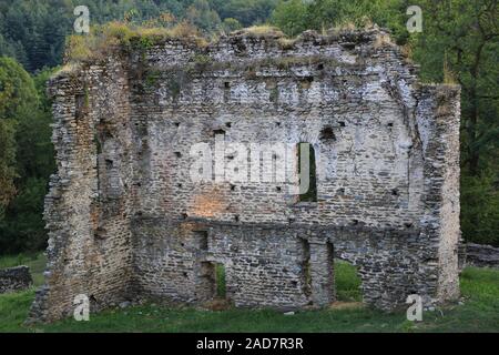 Reste der alten Mauern im Castello di Bagnolo Schloss, Italien, Piemont. Stockfoto