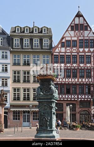 Eagle's Nest auf der Basis der Justitia Brunnen auf dem Römerberg in Frankfurt am Main, Deutschland Stockfoto