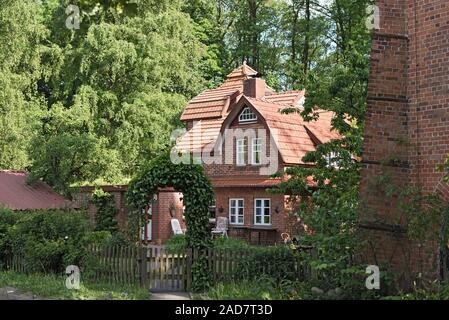 Traditionelle rote Backstein Bauernhaus im Norden von Hamburg, Deutschland Stockfoto