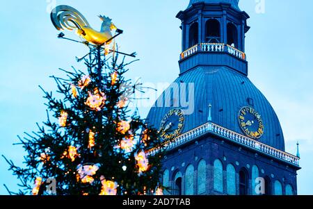 Weihnachtsbaum und Dom zu Riga im Winter Riga Dome square Reflex Stockfoto