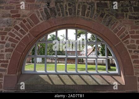 Klostermauer mit Eisen Sprossenfenster, Seligenstadt, Hessen, Deutschland Stockfoto