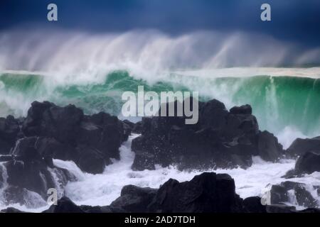 Wand aus Wasser wie Tsunami-turbulenten Wellen des Pazifischen Ozeans Stockfoto