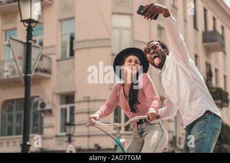 Mann unter selfie mit Frau auf dem Fahrrad Foto Stockfoto