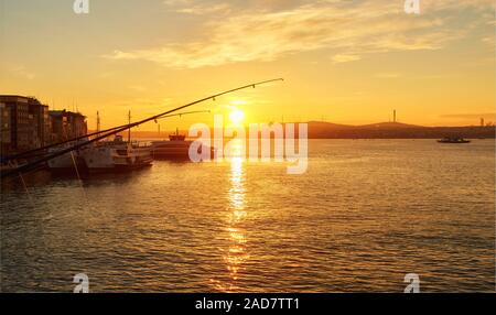 Silhouetten der Fischer auf der Galata Brücke zu entspannen und ihr Hobby in Istanbul, Türkei genießen Stockfoto