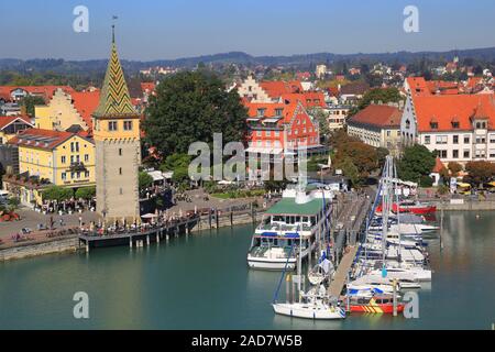 Lindau am Bodensee, Fahrgastschiff und Segelboote an der mangturm an der Seepromenade Stockfoto