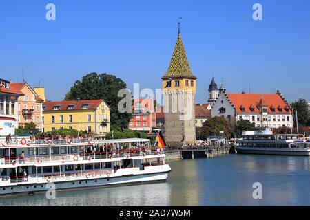 Lindau am Bodensee, Fahrgastschiff auf dem mangturm an der Seepromenade Stockfoto