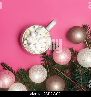 Trendy Weihnachten Hintergrund von der heißen Schokolade mit Eibisch, geschmückten Weihnachtsbaum Zweige mit weißen, rosa und taupe Baumschmuck Der baubl Stockfoto
