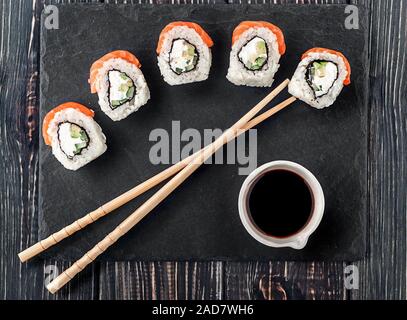 Philadelphia Sushi Roll auf schiefer Stein Stockfoto