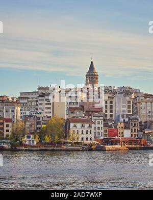 Lange Belichtung Stadtbild von Istanbul bei Nacht. Die galatabrücke am Goldene Horn Golf. Wunderbare romantische Altstadt am Marmarameer. Helle Licht der Stre Stockfoto