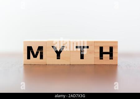 Mythos Wort auf holzwürfel auf weißem Hintergrund Stockfoto