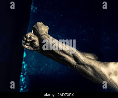 Nahaufnahme eines Mans arm. Low Key schießen. Stockfoto