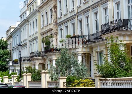 Verfallene traditionelle britische freistehende Häuser in London gesehen Stockfoto