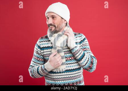 So sinken die Temperaturen draußen. Unrasierten Mann mit Winter aussehen. Reifer mann im winter Design. Warme Pullover für kalte Winter Wetter. Casual Outfit für Winter Fliesen ausgelegt. Stil und Mode. Stockfoto