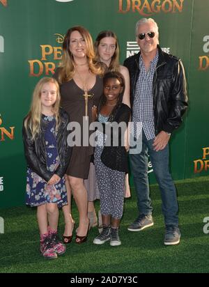 LOS ANGELES, Ca. August 8, 2016: Schauspielerin Joely Fisher & Ehemann Christopher Duddy & Töchter wahr, Olivia und Skylar bei der Weltpremiere von Disney's "Pete's Dragon" am El Capitan Theatre, Hollywood. © 2016 Paul Smith/Featureflash Stockfoto