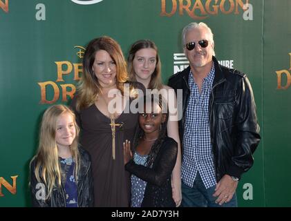 LOS ANGELES, Ca. August 8, 2016: Schauspielerin Joely Fisher & Ehemann Christopher Duddy & Töchter wahr, Olivia und Skylar bei der Weltpremiere von Disney's "Pete's Dragon" am El Capitan Theatre, Hollywood. © 2016 Paul Smith/Featureflash Stockfoto