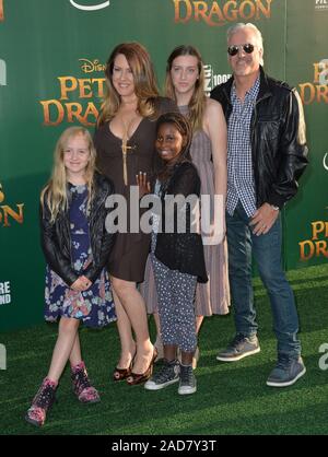 LOS ANGELES, Ca. August 8, 2016: Schauspielerin Joely Fisher & Ehemann Christopher Duddy & Töchter wahr, Olivia und Skylar bei der Weltpremiere von Disney's "Pete's Dragon" am El Capitan Theatre, Hollywood. © 2016 Paul Smith/Featureflash Stockfoto