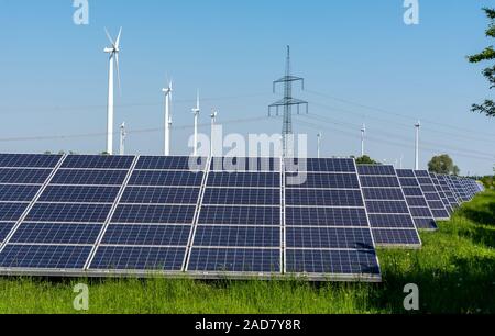 Windkraftanlagen, Strommasten und Sonnenkollektoren in Deutschland gesehen Stockfoto