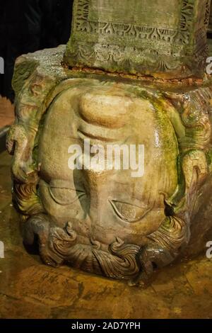 Die Spalte mit invertierten Medusenhaupt Basis in Basilika-Zisterne. Istanbul. Turkei Stockfoto