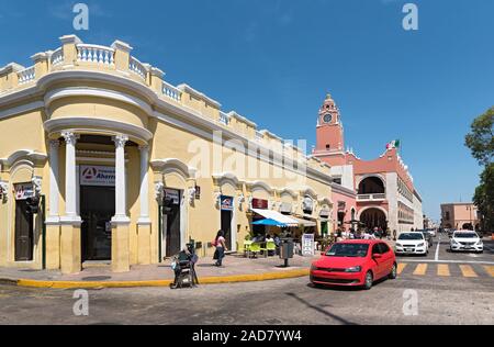 Strasse mit Häusern und Geschäften im Zentrum von Merida, Mexiko Stockfoto