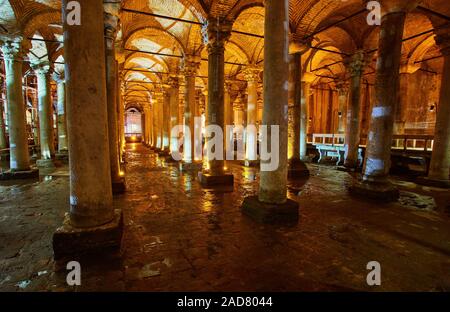 Die Basilika Zisterne - unterirdische Wasser Reservoir Build von Kaiser Justinianus im 6. Jahrhundert, Istanbul, Türkei Stockfoto