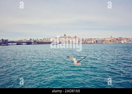 Einen malerischen Blick auf Istanbul und der Galata Turm aus der Seite der Bucht des Bosporus, Schuß an einem sonnigen Tag Stockfoto