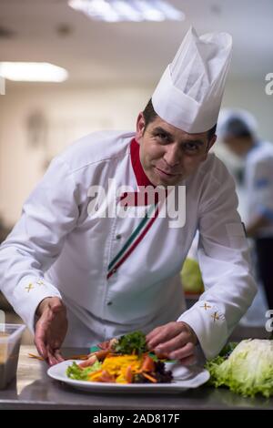 Chef Salat servieren Stockfoto