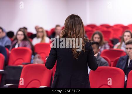 Geschäftsfrau Präsentationen, der Konferenzraum Stockfoto