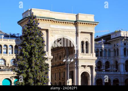 Mailand, Italien, Eingang Galleria Vittorio Emanuele II mit Weihnachtsbaum Stockfoto