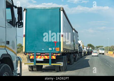 Lkw Warten auf die kazungula Fähre über den Sambesi, die Grenzen von Botswana und zamb Stockfoto