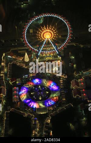 Berlin, Weihnachtsmarkt mit Riesenrad und Eisbahn am Neptunbrunnen Stockfoto