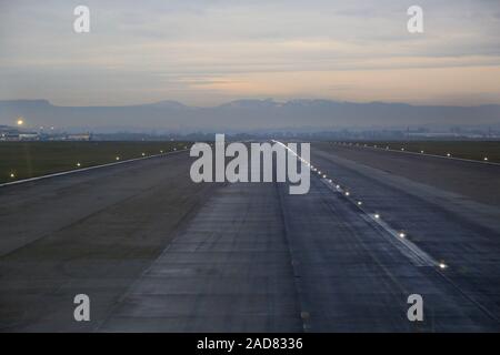 Start- und Landebahn 15 am Euroairport Basel-Mulhouse-Freiburg, LFSB Stockfoto