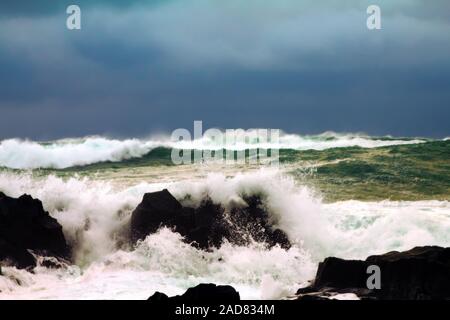 Wand aus Wasser wie Tsunami-turbulenten Wellen des Pazifischen Ozeans Stockfoto