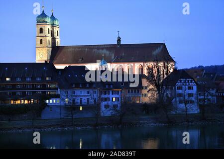 Bad Säckingen, Fridolinsmünster am Rhein in der Dämmerung Stockfoto