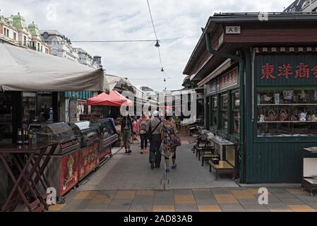 Die Menschen genießen den Naschmarkt in Wien, Österreich Stockfoto