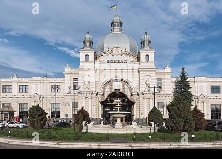 Art Nouveau Fassade des Hauptbahnhofs Lviv-Holovnyi, Lviv, Ukraine Stockfoto