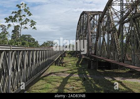 Alte Bahn und Grenze Brücke über den Sixaola Fluss zwischen Costa Rica und Panama Stockfoto