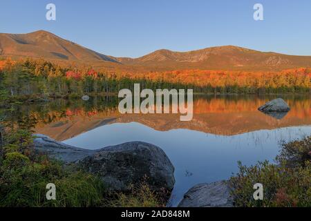 Katahdin von Sandy Stream Teich in Baxter State Park. Stockfoto