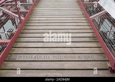 Schriftzug (unesco Puente Vizcaya - patrimonio Mundial) auf die Hängebrücke von bizkaia (Puente de Stockfoto