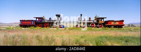 Zwei Dampfmaschinen auf einer Eisenbahnschiene, Jupiter und 119, Golden Spike National Historic Site, Utah, USA Stockfoto