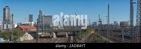 Wolkenkratzer und die Bahn Luftbild von Frankfurt Hauptbahnhof Stockfoto