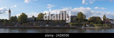 Panoramaaussicht über den Main in die historische Altstadt von Frankfurt Höchst, Hessen, Deutschland Stockfoto