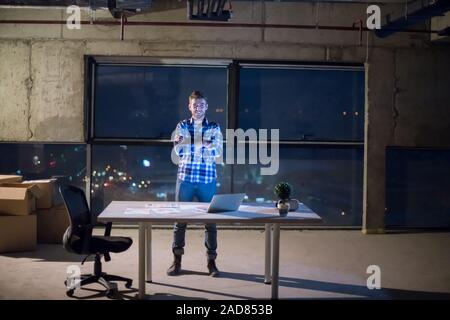 Junge männliche Mitarbeiter auf der Baustelle Stockfoto