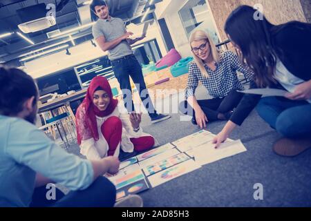 Schwarz muslimische Frau in Treffen mit Multiethnischen startup Business Team Stockfoto