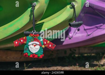 Weihnachten in Florida Konzept. Santa's hässlich Pullover hängt aus Kajaks im See Louisa State Park in der Nähe von Orlando, Florida. Stockfoto